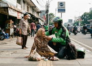 Viral Sopir Ojek Online Bantu Lansia Terjatuh di Trotoar Jakarta Hari Ini