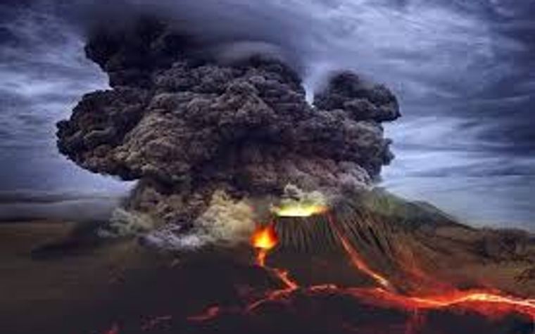 Gunung Semeru Erupsi dan Luncuran Awan Panas Sejauh 6 Km