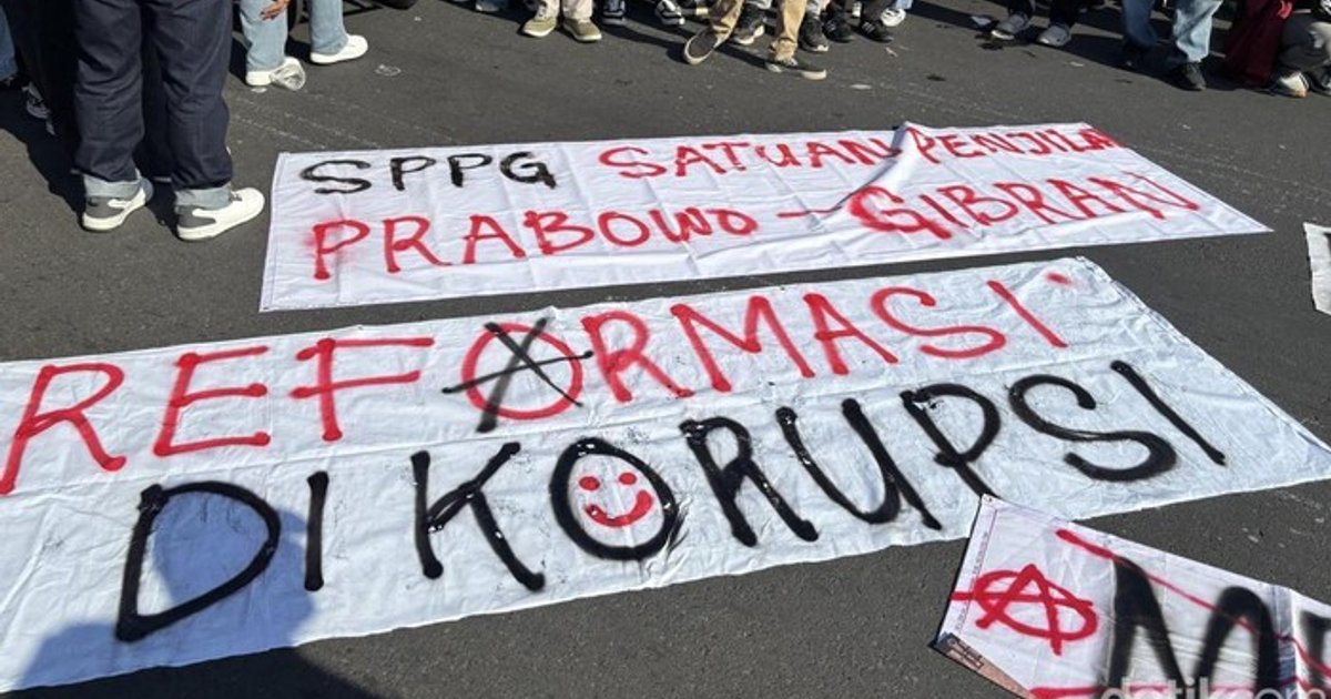 Demo Mahasiswa di Grahadi Surabaya Diwarnai Puisi dan Spanduk Plesetan SPPG