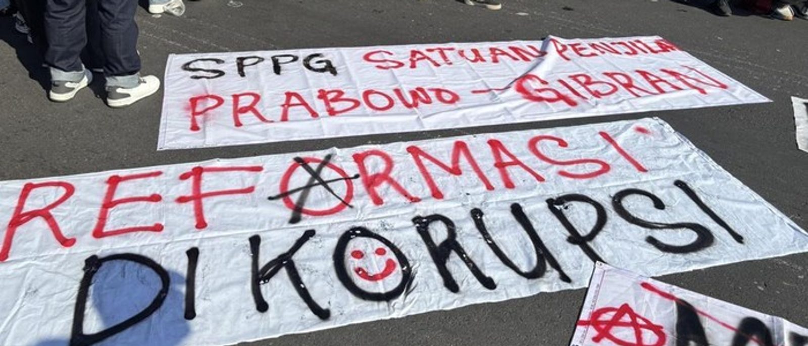 Demo Mahasiswa di Grahadi Surabaya Diwarnai Puisi dan Spanduk Plesetan SPPG