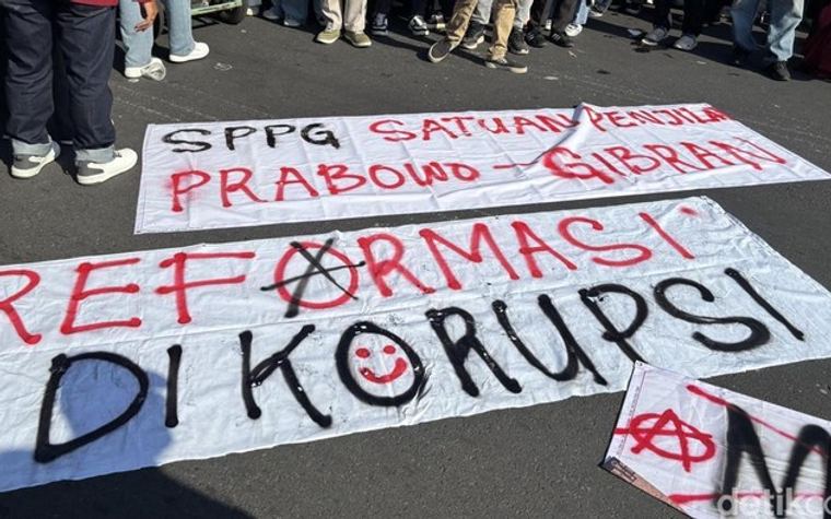 Demo Mahasiswa di Grahadi Surabaya Diwarnai Puisi dan Spanduk Plesetan SPPG