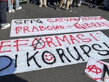 Demo Mahasiswa di Grahadi Surabaya Diwarnai Puisi dan Spanduk Plesetan SPPG