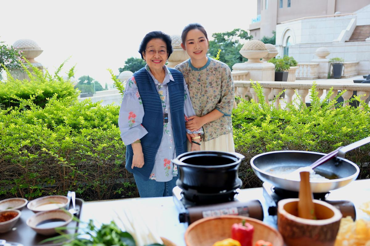 Di China, Megawati Nikmati Makanan Tradisional Yunnan Bareng Foodblogger Dianxi Xiaoge