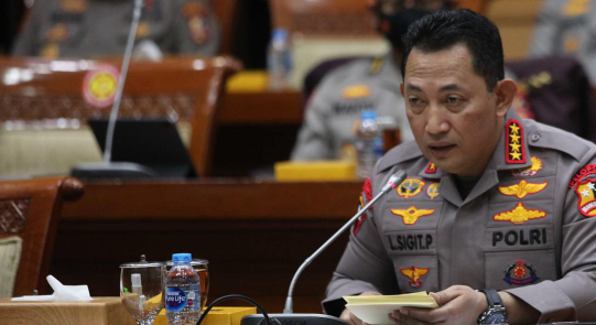 Kapolri mengizinkan penempatan polisi di 17 kementerian meski MK baru melarang polisi menduduki jabatan sipil.