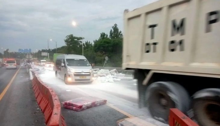 Kecelakaan beruntun di Tol Cipularang karena pengereman truk