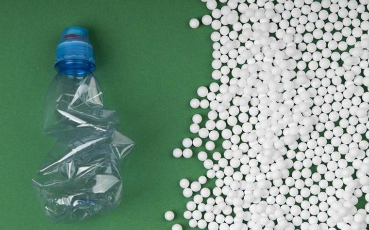 Warga RI Paling Banyak Makan Plastik, Sumbernya Tak Terduga