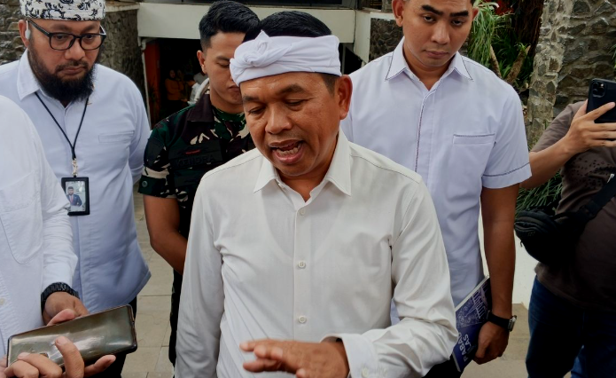 Dedi Mulyadi mendukung pembongkaran Teras Cihampelas karena konstruksi besi dinilai menghalangi pandangan dan merusak estetika Kota Bandung