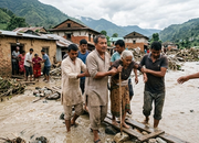 Viral! Aksi Warga Bantu Evakuasi Korban Banjir Bandang di Nepal Trending Hari Ini