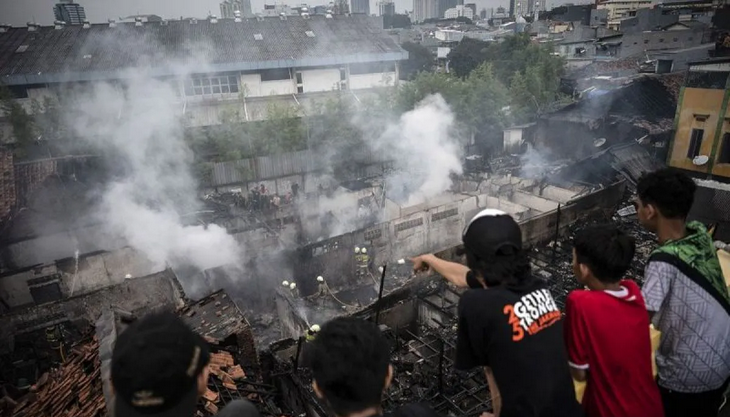 Kebakaran rumah di Mangga Besar, Gulkarmat kerahkan 17 unit pemadam