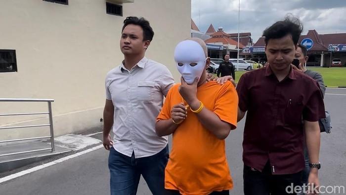 Pria di Mojokerto Ditangkap Usai Cabuli Anak Tiri Selama Bertahun-tahun