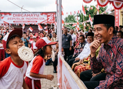 Viral Momen Presiden Jokowi Tertawa Geli Saat Lomba Makan Kerupuk