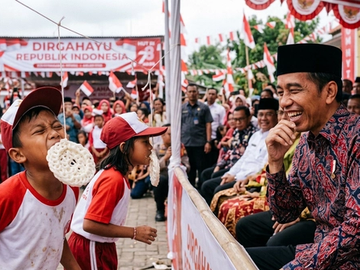 Viral Momen Presiden Jokowi Tertawa Geli Saat Lomba Makan Kerupuk
