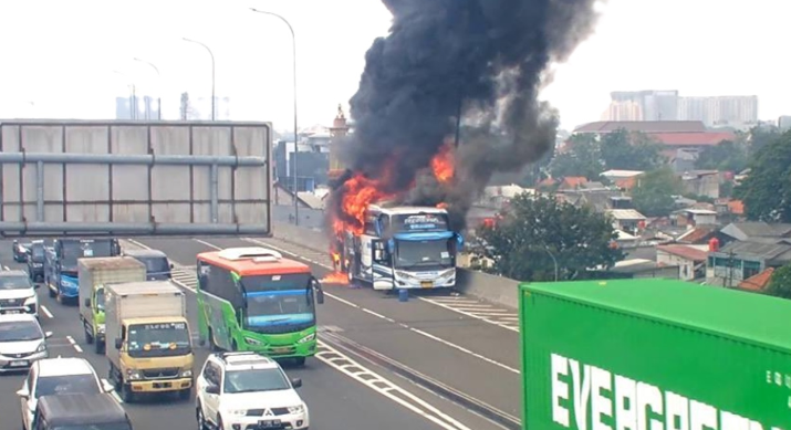 Terbakar ! Bus Angkut 58 Anak Rombongan TK  di Tol Wiyoto Jaktim