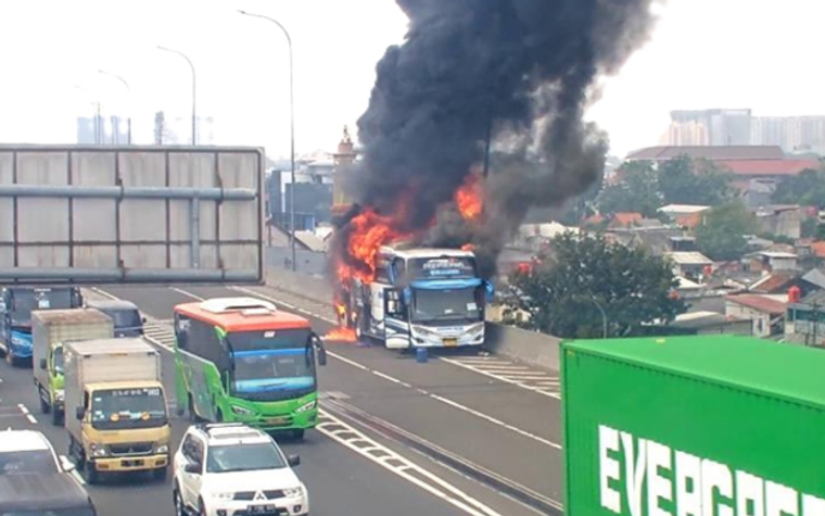 Terbakar ! Bus Angkut 58 Anak Rombongan TK di Tol Wiyoto Jaktim