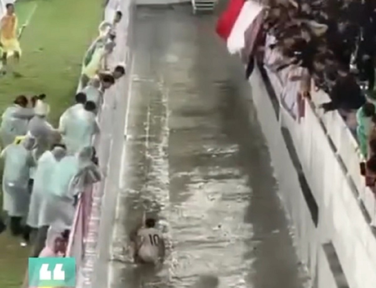 Viral, Striker Timnas Indonesia U-17 Mierza Firjatullah Jatuh ke Parit saat Selebrasi Gol ke Gawang Tajikistan