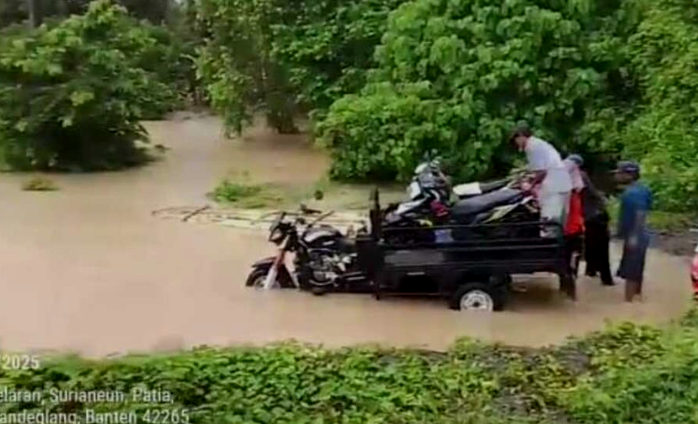 Hujan deras menyebabkan banjir di Kabupaten Pandeglang, Banten. Sebanyak 422 rumah warga terendam air dan terdampak aktivitasnya