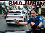 Ambulans Tertahan Mobil Putih di Solo Viral, Netizen Geram