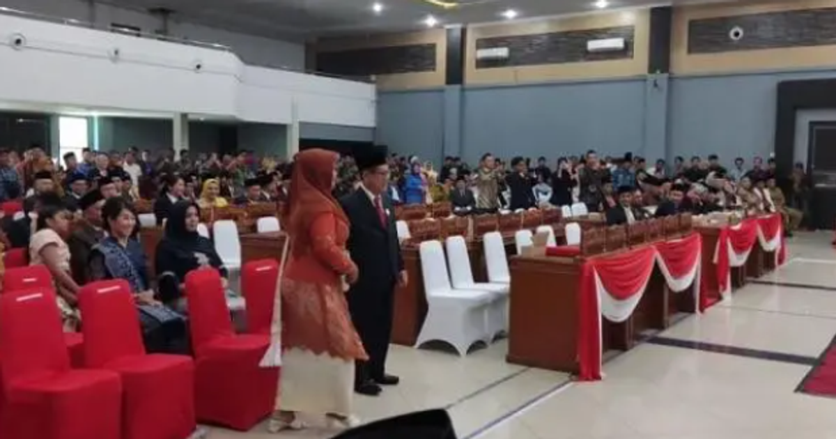 Ilustrasi artikel: Tersangka Pencabulan Anak Gandeng Tangan Istri Dilantik Anggota DPRD Singkawang
