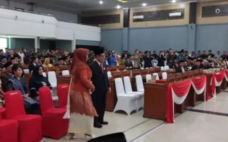 Tersangka Pencabulan Anak Gandeng Tangan Istri Dilantik Anggota DPRD Singkawang