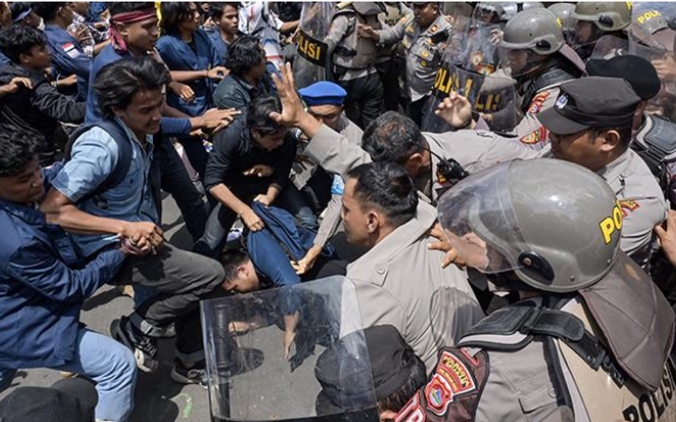 Mahasiswa UPNVJ Ditangkap Saat Demo di DPR, Kampus Kecam Aksi Represif Polisi