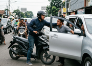 Viral! Aksi Pemotor Piting Pemobil di Jakarta Jadi Sorotan Hari Ini