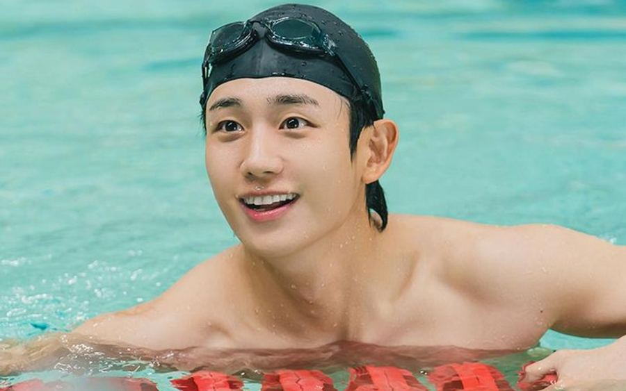Penampilan Jung Hae In Sempurna di Love Next Door