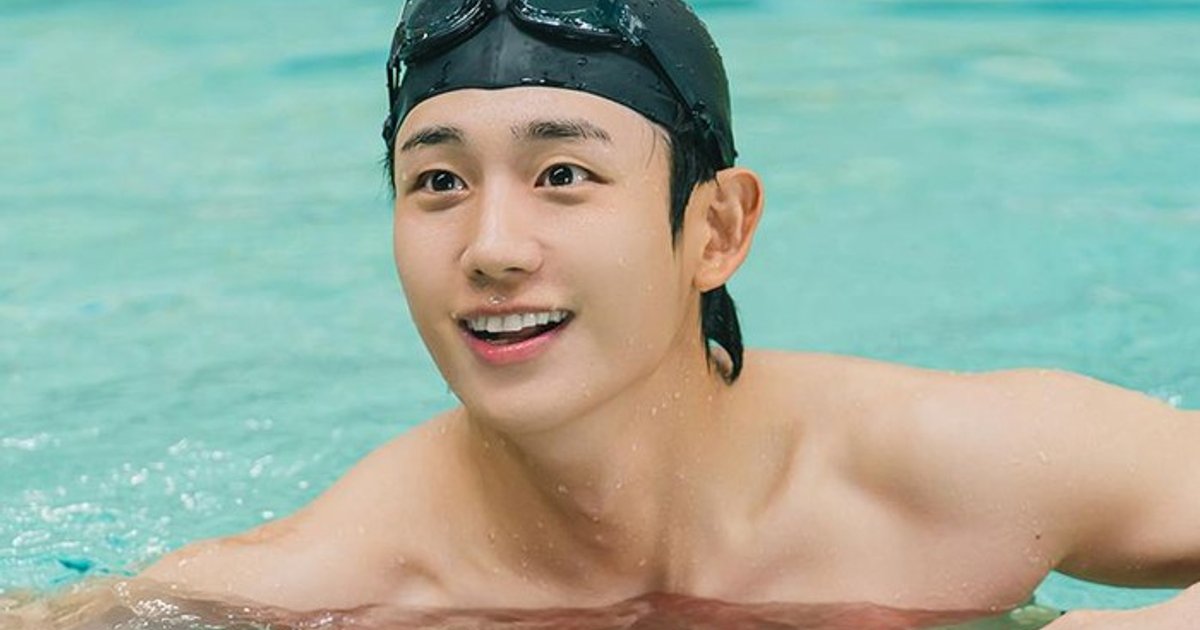 Ilustrasi artikel: Penampilan Jung Hae In Sempurna di Love Next Door