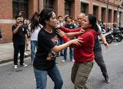 Viral Duel Gladiator Wanita: Hebohkan Netizen di Tengah Jalan