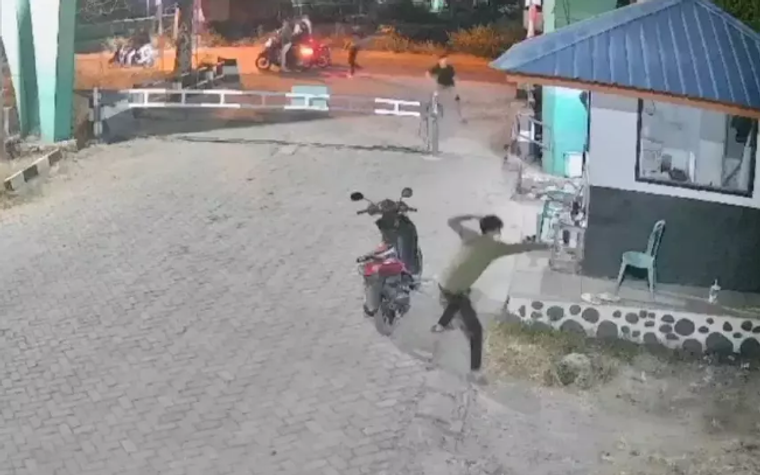 Geng Motor Serang Kompleks Perumahan dengan Busur Panah