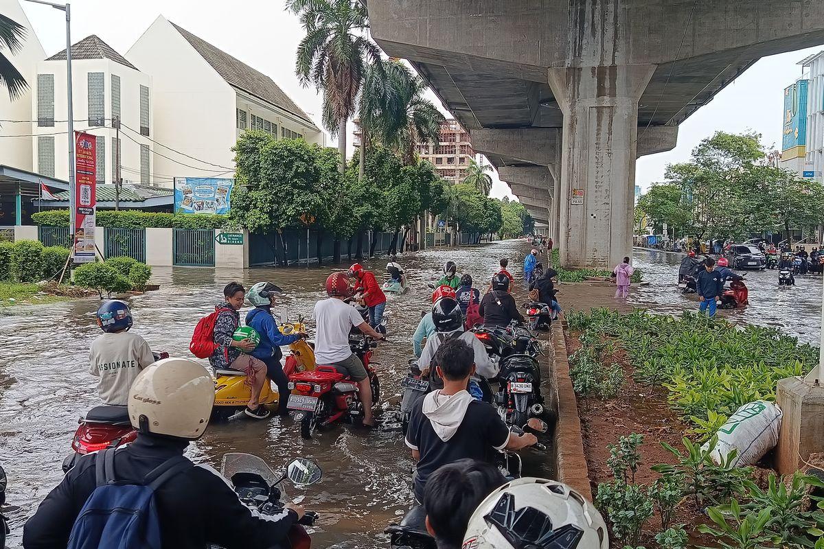 Nekat Terobos Banjir di Kelapa Gading, Sejumlah Motor Mogok