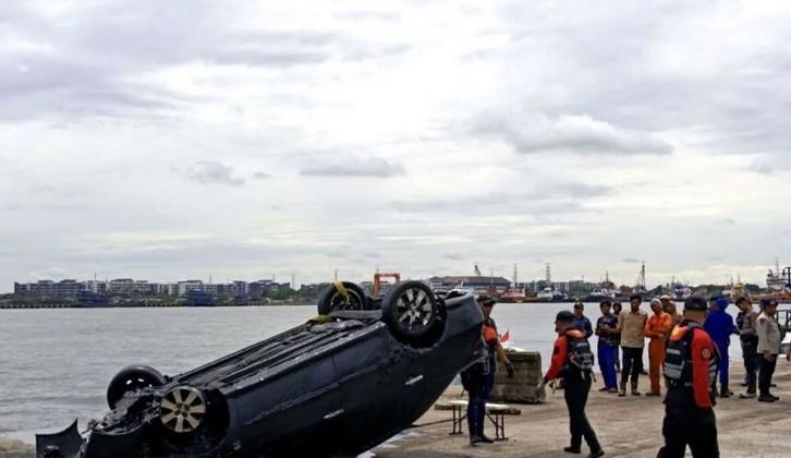 Basarnas: Mobil purnawirawan TNI ditemukan terbalik di dalam lumpur