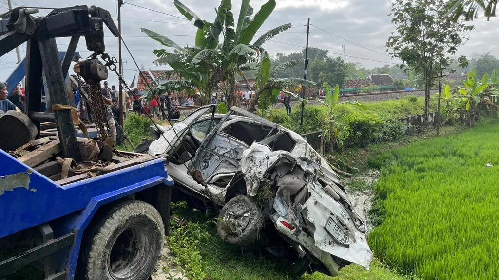 KA Argo Bromo Anggrek Tabrak Mobil di Grobogan, 4 Orang Tewas di Perlintasan Tanpa Palang