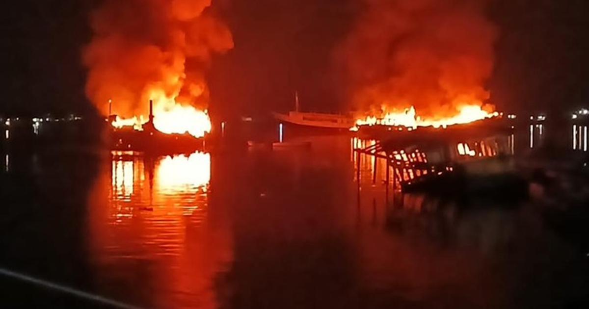 Ilustrasi artikel: Tiga Kapal Wisata Terbakar di Teluk Kayangan, Kru Panik Lompat Selamatkan Diri