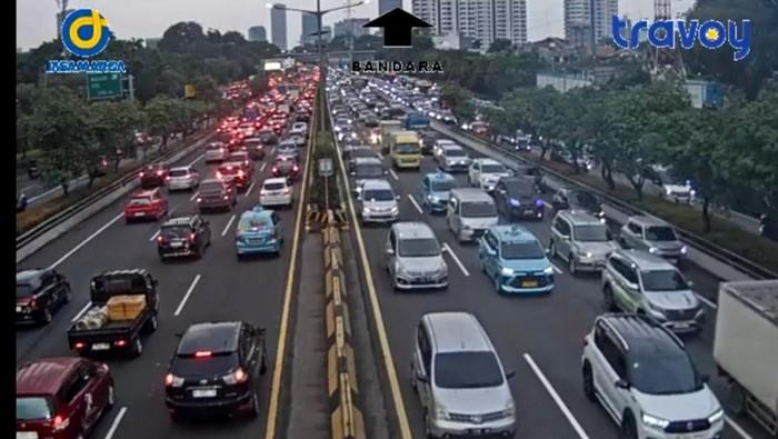 Sejumlah Ruas Tol Jakarta Padat Kamis Sore Menjelang Waktu Berbuka