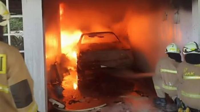 Kebakaran Hanguskan Rumah dan Mobil di Lebak Bulus Jaksel