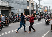 Viral Dua Wanita Duel Gladiator di Tengah Jalan Raya