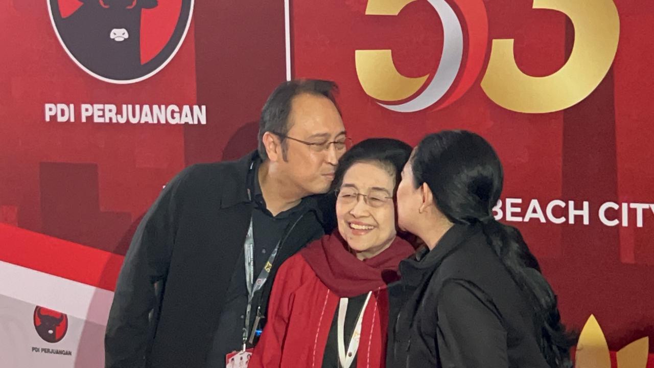 Momen Kompak Puan-Prananda Cium Megawati saat HUT ke-53 PDIP