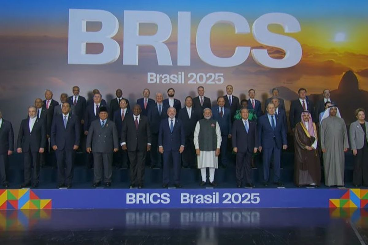Momen Prabowo Foto Keluarga BRICS, Berdiri di Barisan Depan dan Pakai Peci