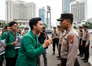 BEM Adu Mulut dengan Polisi Saat Demo di Bundaran HI