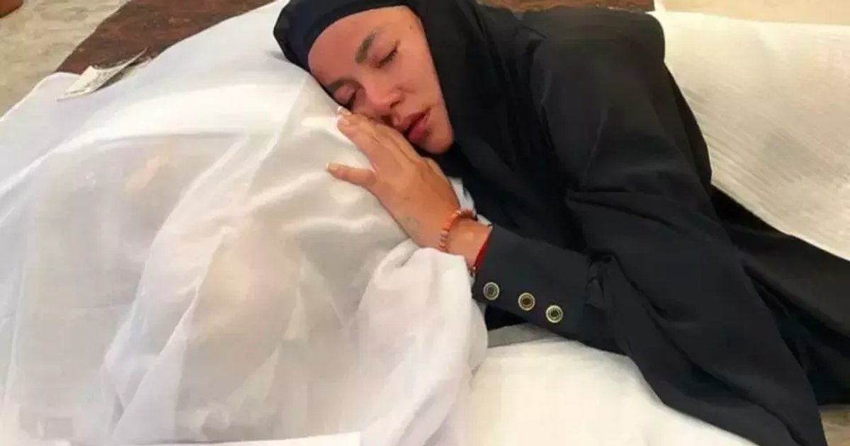 Ilustrasi artikel: Olla Ramlan Berduka: Kepergian Ibunda Bikin Artis dan Sahabat Ramai Melayat