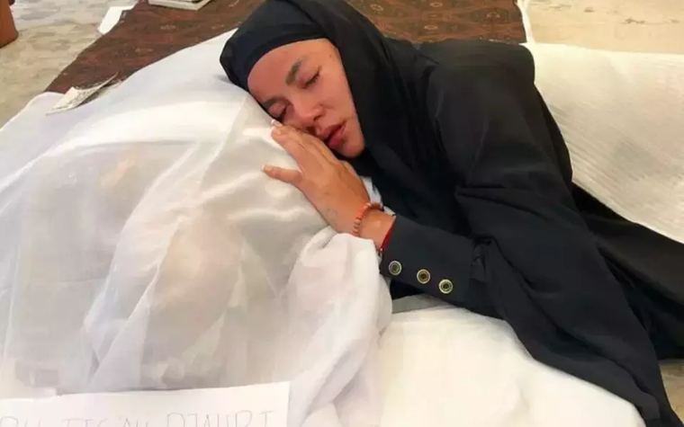 Olla Ramlan Berduka: Kepergian Ibunda Bikin Artis dan Sahabat Ramai Melayat