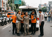 Viral Hari Ini: Detik-detik Evakuasi ODGJ yang Lempari Pengendara Pakai Batu