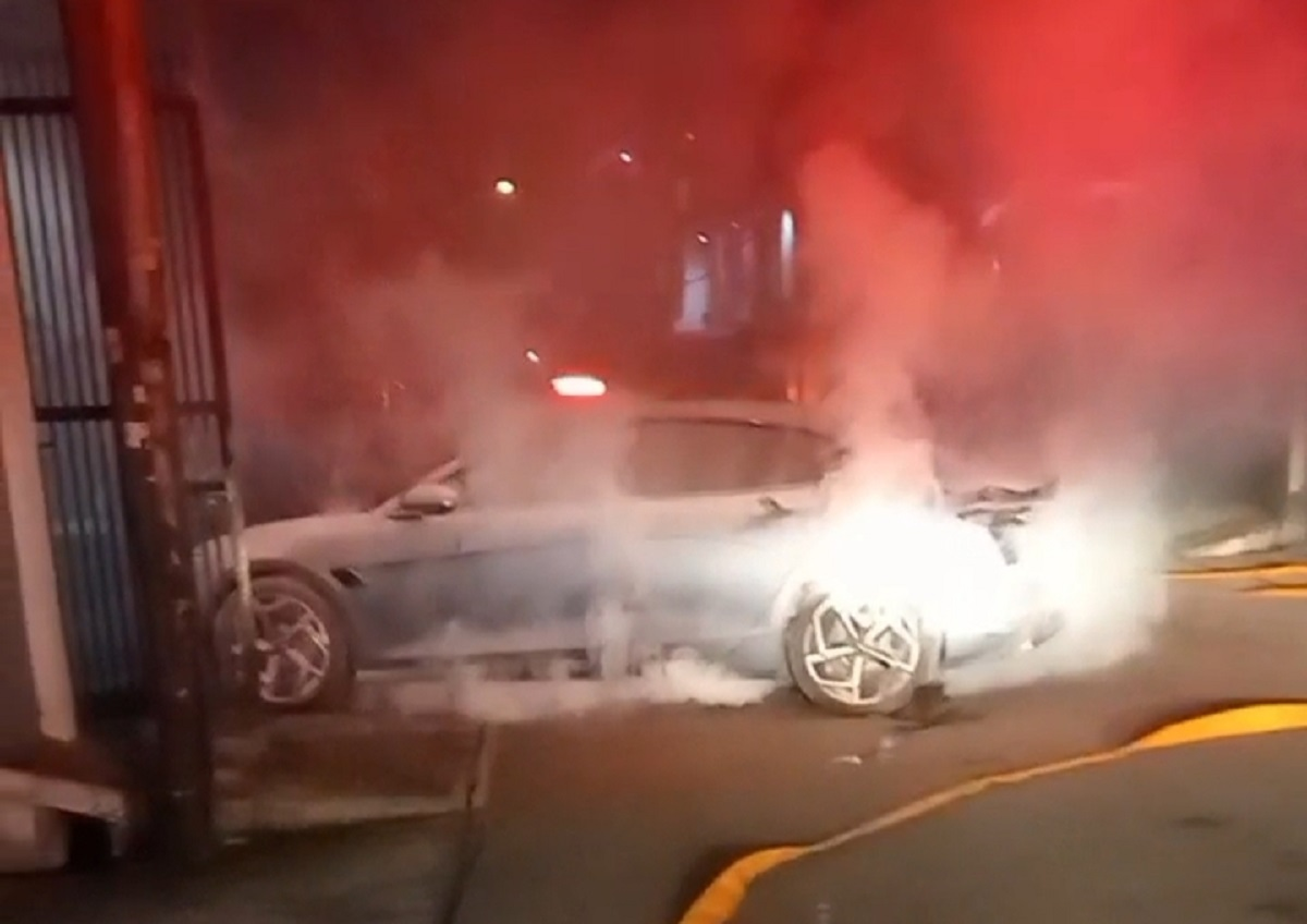 Mobil BYD Seal Keluarkan Asap Pekat dalam Garasi Rumah, Puluhan Petugas Damkar Dikerahkan