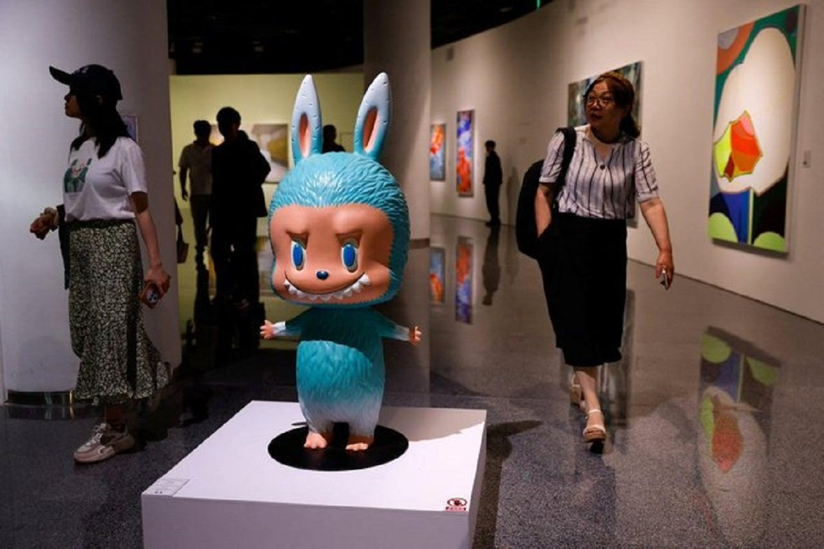 Jadi Mainan Termahal, Boneka Labubu Seukuran Manusia Terjual Seharga Lebih dari Rp2 Miliar