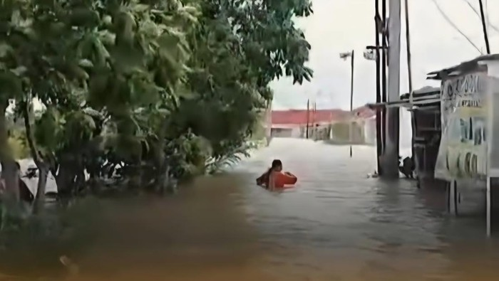 Banjir 2 Meter Rendam Sejumlah Wilayah di Bekasi, Warga Dievakuasi