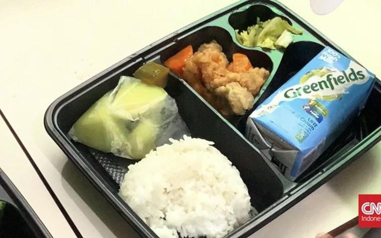 Isi Menu Makan Gratis Rp15 Ribu yang Dibagikan Gibran di Surabaya