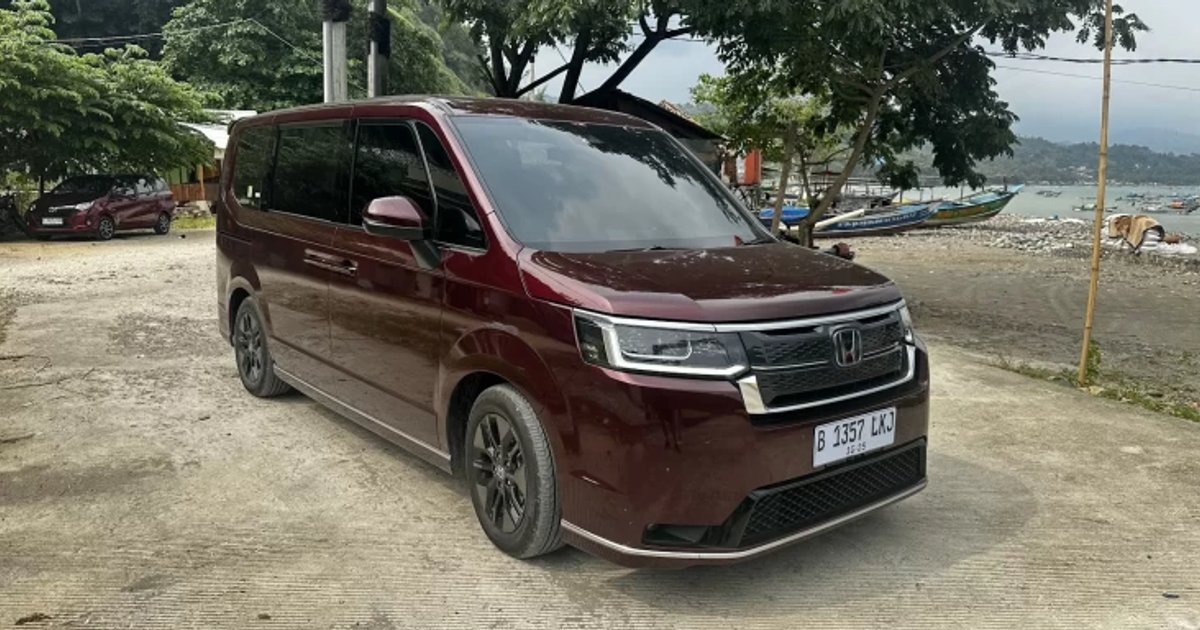 Ilustrasi artikel: Seni Menjinakkan Mobil Hybrid di Libur Natal dan Tahun Baru: Haramnya Gigi Netral hingga Trik Ban He…