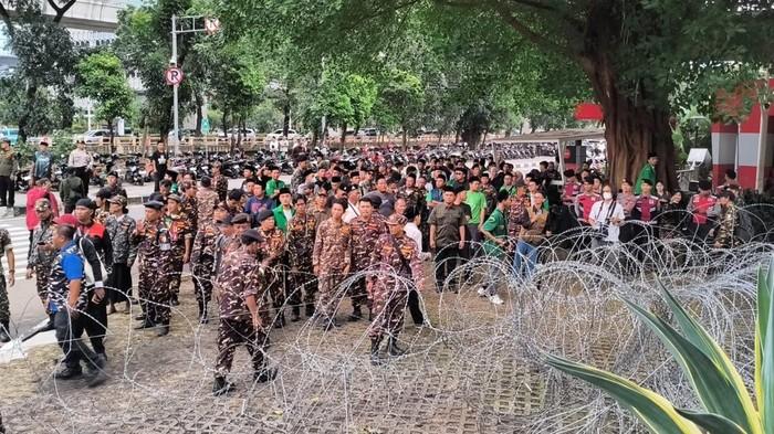 Massa Banser Datangi KPK Saat Pemeriksaan Eks Menag Yaqut Berlangsung