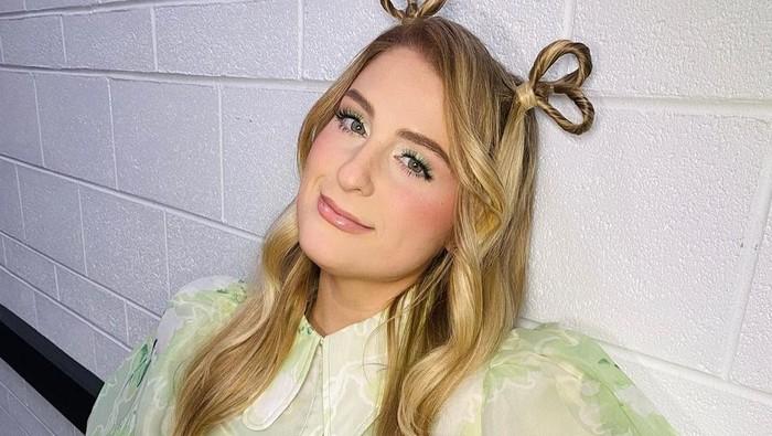 alam podcast "Workin on It" bersama suami dan saudaranya, Meghan mengungkapkan bahwa dirinya mengalami kesulitan dalam tersenyum setelah terlalu sering menjalani prosedur Botox di wajah