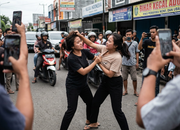 Viral! Duel Gladiator Dua Wanita di Tengah Jalan Jadi Sorotan Netizen